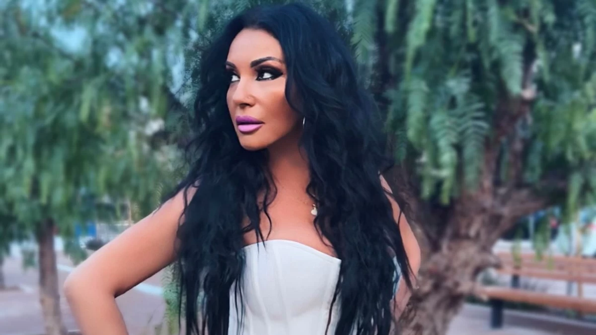 Πόπη Μαλλιωτάκη: Με φούξια μπικίνι που «κόβει την ανάσα» στα Χανιά