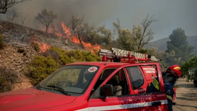 Φωτιά: "Πύρινος" κλοιός σε όλη τη χώρα - Συνεχή μηνύματα από το 112