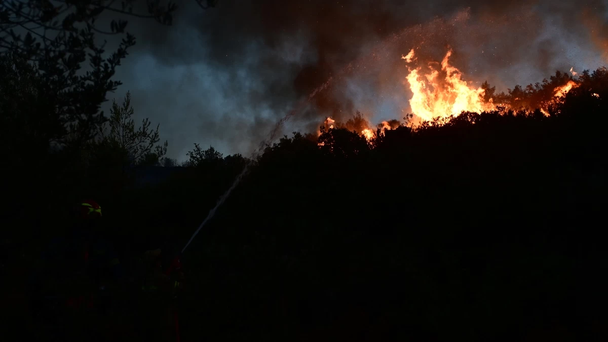 Πυρκαγιές στην Αττική: Χωρίς ενεργό μέτωπο στη Σταμάτα, «μάχη» με τις αναζωπυρώσεις στην Κερατέα