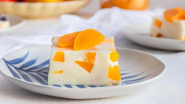 Δροσιστικό γιαουρτογλυκό με ζελέ ροδάκινο - Γλυκό του "ποδιού" μόνο με τρία υλικά