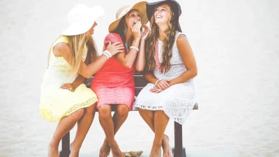 7 αξεσουάρ που οι trendsetters συνδυάζουν με το μαγιό τους