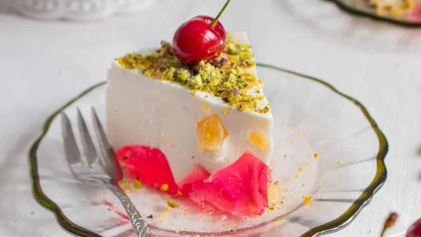 Γλυκό ψυγείου: Ζελέ κεράσι με γιαούρτι και πουτίγκα ανανά - Η δροσερή συνταγή του καλοκαιριού