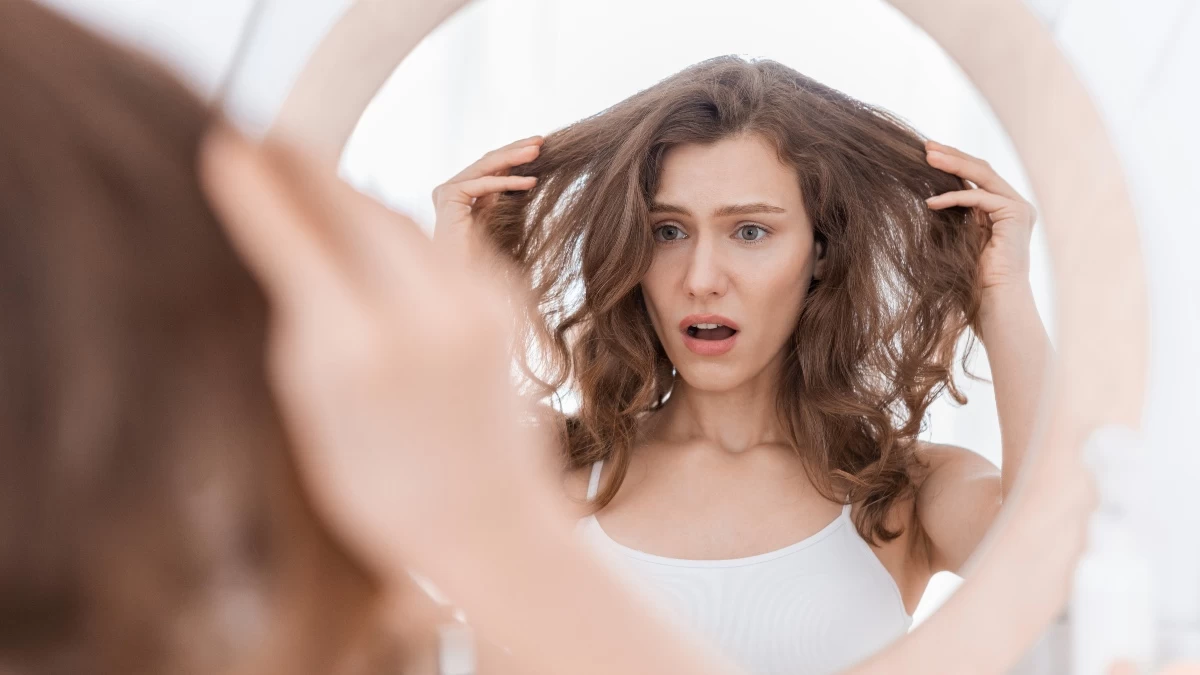 Έχεις λιπαρά μαλλιά που λαδώνουν με το παραμικρό; Με αυτά τα κόλπα θα βρεις τη λύση που ζητούσες τόσο καιρό!