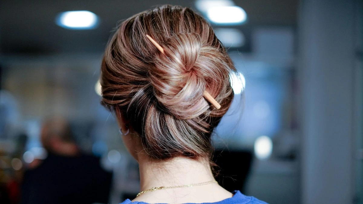 Sleek bun: Πως θα πετύχεις το αγαπημένο χτένισμα της Hailey Bieber