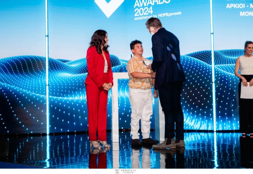 Μιχαήλ-Άγγελο Κάβουρα και τη δασκάλα του κυρία Μαρία Τσαμπίκα-Πεζουβάνη