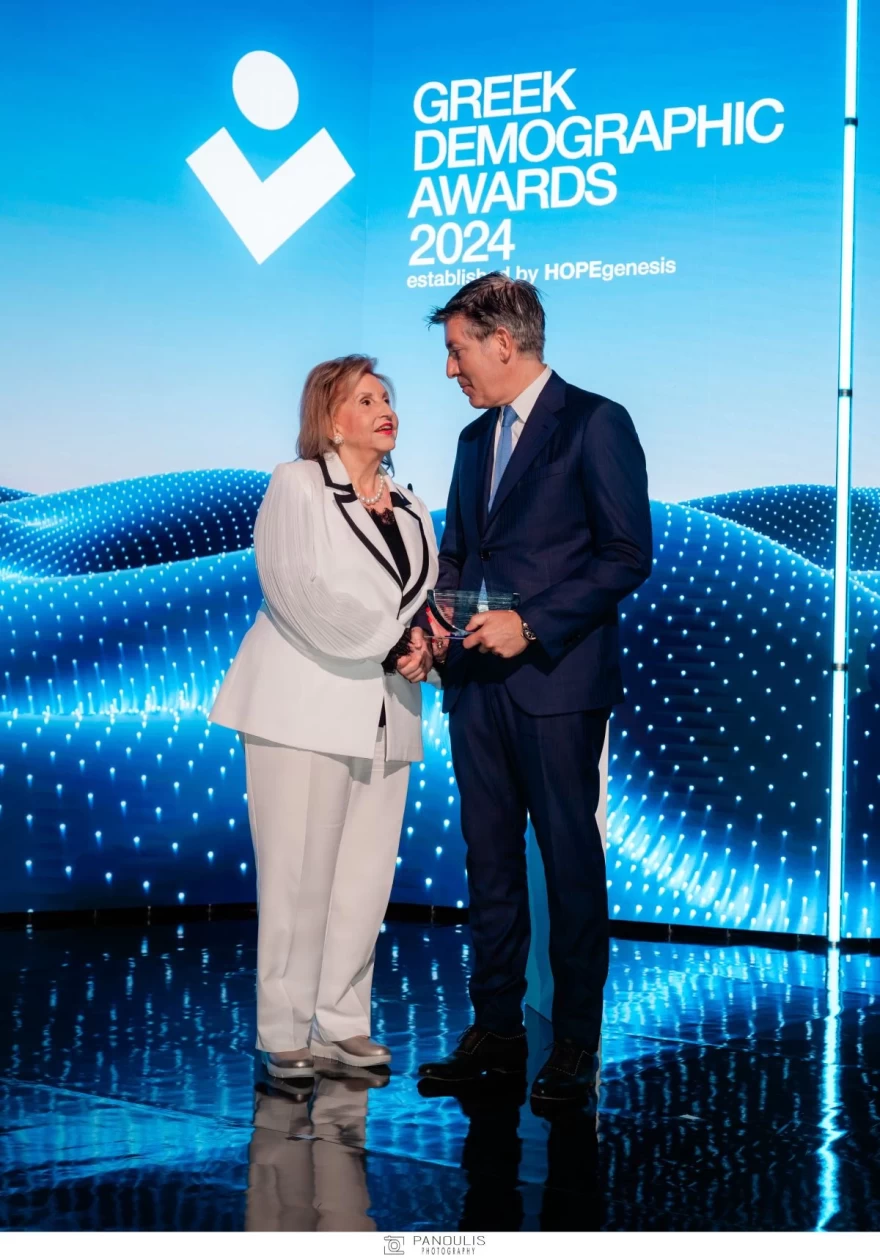 Απονομή βραβείου στη κυρία Φάνη Πάλλη Πετραλιά