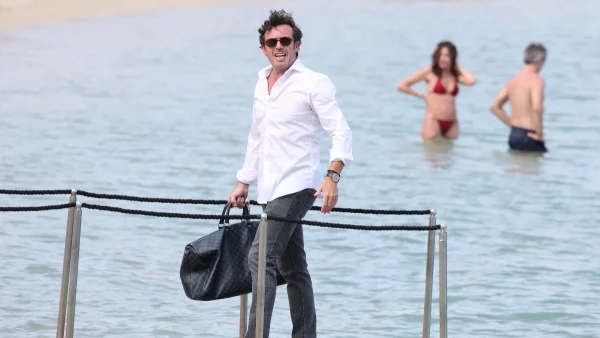 Ηλίας Κρασσάς: Στη Μύκονο ο σύζυγος της Βίκυς Καγιά - Η κίνησή του όταν είδε τον φωτογράφο