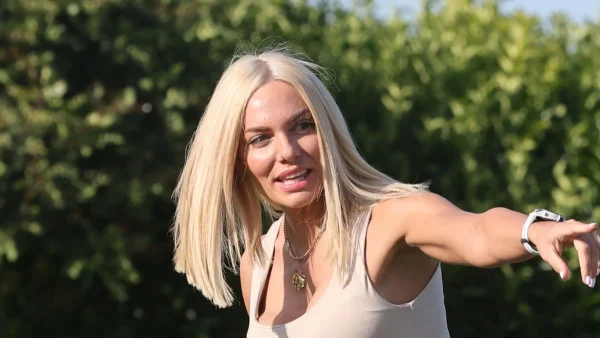 Ιωάννα Μαλέσκου: Η κόρη της έχει μεγαλώσει πολύ - Για δείπνο με κόκκινο φόρεμα και την μπέμπα αγκαλιά