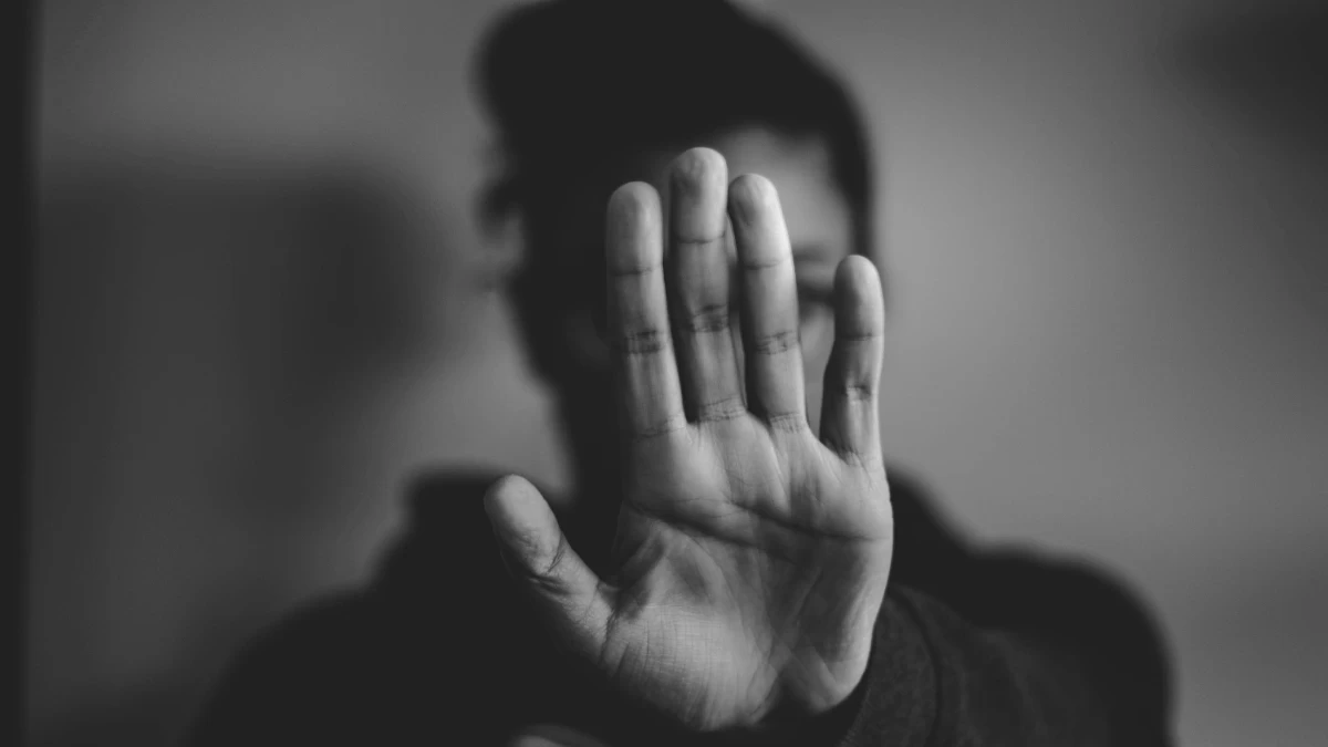 Καταγγελία για ενδοοικογενειακή βία: Πασίγνωστος Έλληνας δικηγόρος κατηγορείται από τη σύντροφό του