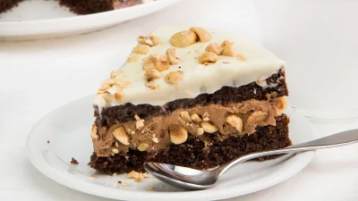 Της... κολάσεως: Υγρό κέικ με πραλίνα φουντουκιού και λευκή κουβερτούρα