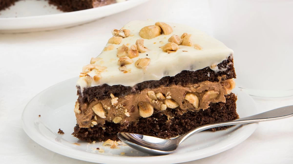 Της... κολάσεως: Υγρό κέικ με πραλίνα φουντουκιού και λευκή κουβερτούρα