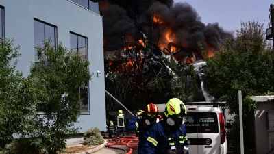 Μεγάλη φωτιά στην Κάτω Κηφισιά - Έκρηξη σε εργοστάσιο