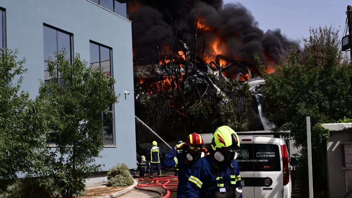 Μεγάλη φωτιά στην Κάτω Κηφισιά - Έκρηξη σε εργοστάσιο
