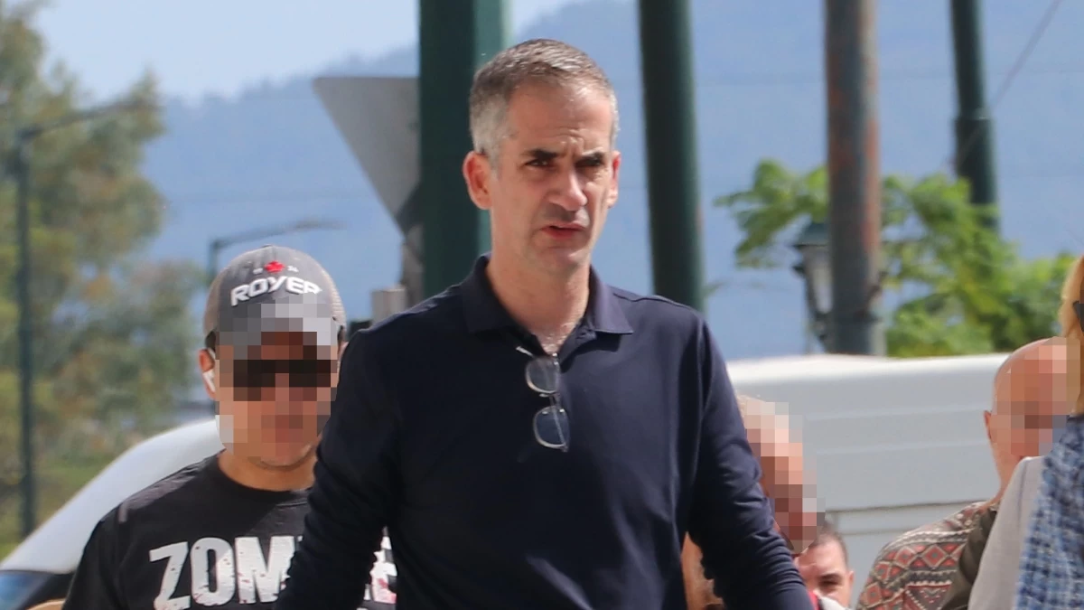 Κώστας Μπακογιάννης: Ψήφισε μαζί με τον πρωτότοκο γιο του - Η φωτογραφία με τον 17χρονο Παύλο Μπακογιάννη στο εκλογικό κέντρο