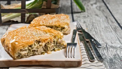 Παραδοσιακή πηλιορείτικη κοτόπιτα με τραγανό φύλλο - Θα μοσχοβολήσει το σπίτι σας αρώματα