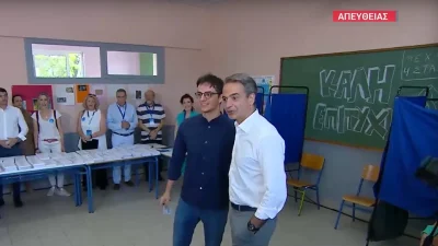 Ευρωεκλογές 2024: «Είναι το γούρι μου εδώ» - Στην κάλπη αγκαλιά με τον γιο του, Κωνσταντίνο, ο Κυριάκος Μητσοτάκης