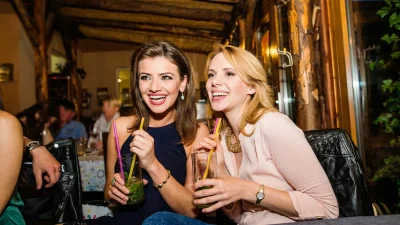 Ladies night tonight; 4 μαγαζιά για ποτό στην Αθήνα που "τα σπάνε"