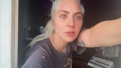 Έγκυος η Lady Gaga; Η εμφάνιση με στενό μαύρο φόρεμα και φουσκωμένη κοιλίτσα που "φούντωσε" τις φήμες