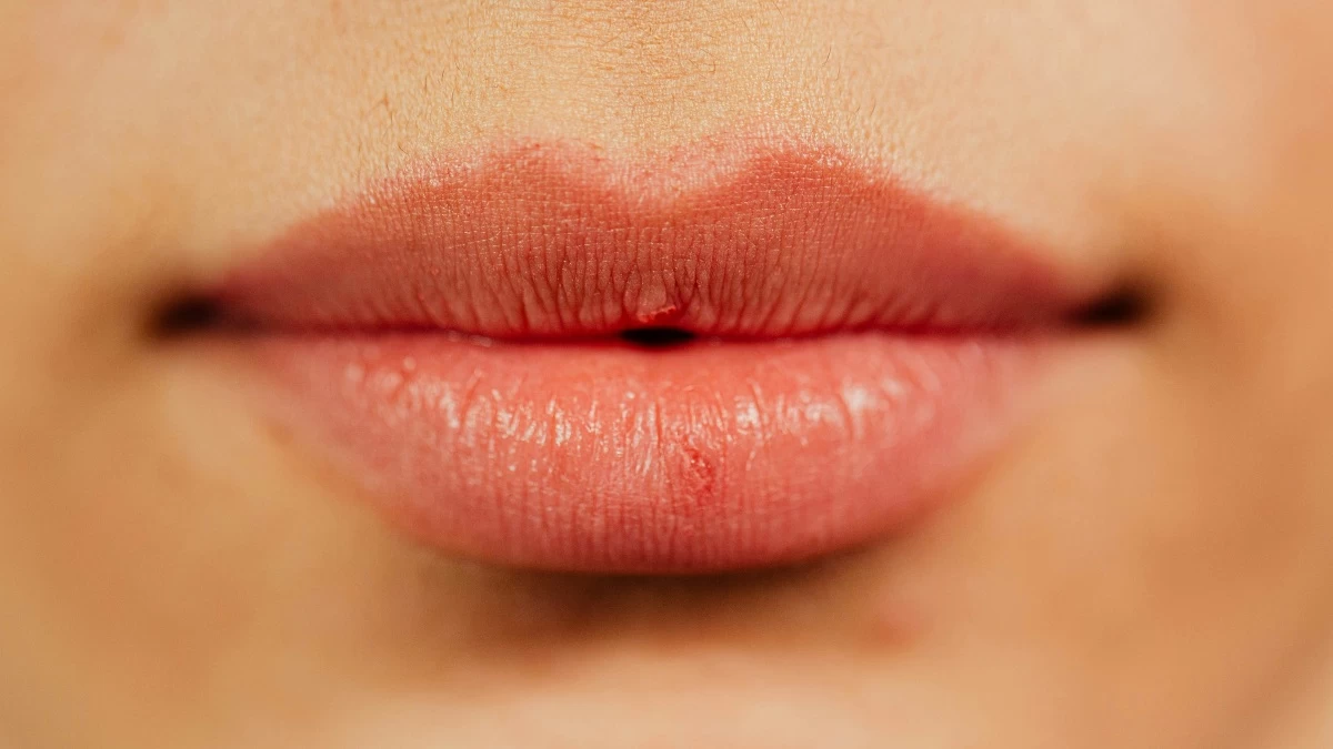 Ζουμερά χείλη: Θα τα αποκτήσεις με τον πιο εύκολο τρόπο - Ιδανικός για ηλικίες άνω των 40!