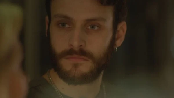 Maestro (6/6): «Άρχισα να γίνομαι αυτός» - Ο Σπύρος ζει την ζωή του νεκρού και κακοποιητικού πατέρα του