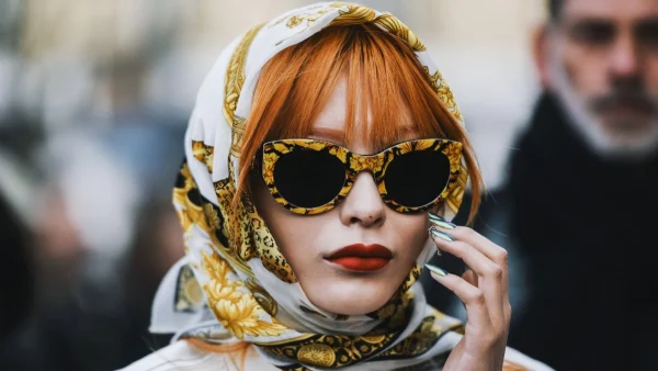 Πώς να φορέσεις το μαντίλι σε 6 ιδέες styling για το καλοκαίρι του 2024