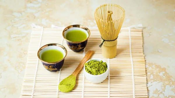 Matcha tea: 5 λόγοι για να πίνεις το «θαυματουργό» αυτό πράσινο τσάι το καλοκαίρι!