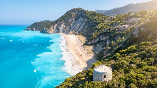 Λευκάδα: Η μαγεία του καλοκαιριού στο σμαράγδι του Ιονίου