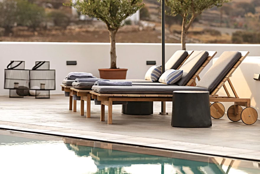 Chora Hythnos Suites ξαπλώστρες και πισίνα