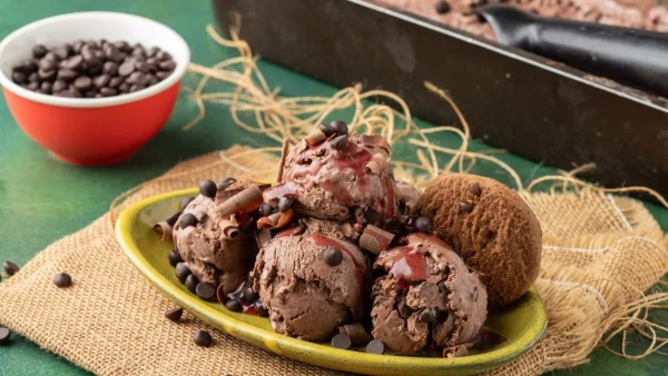 Εύκολο σπιτικό παγωτό σοκολάτας - Πετάξτε όλα τα υλικά στο μίξερ και βάλτε το μίγμα στην κατάψυξη