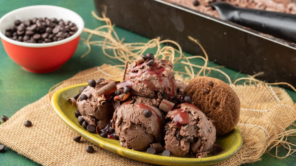 Εύκολο σπιτικό παγωτό σοκολάτας - Πετάξτε όλα τα υλικά στο μίξερ και βάλτε το μίγμα στην κατάψυξη