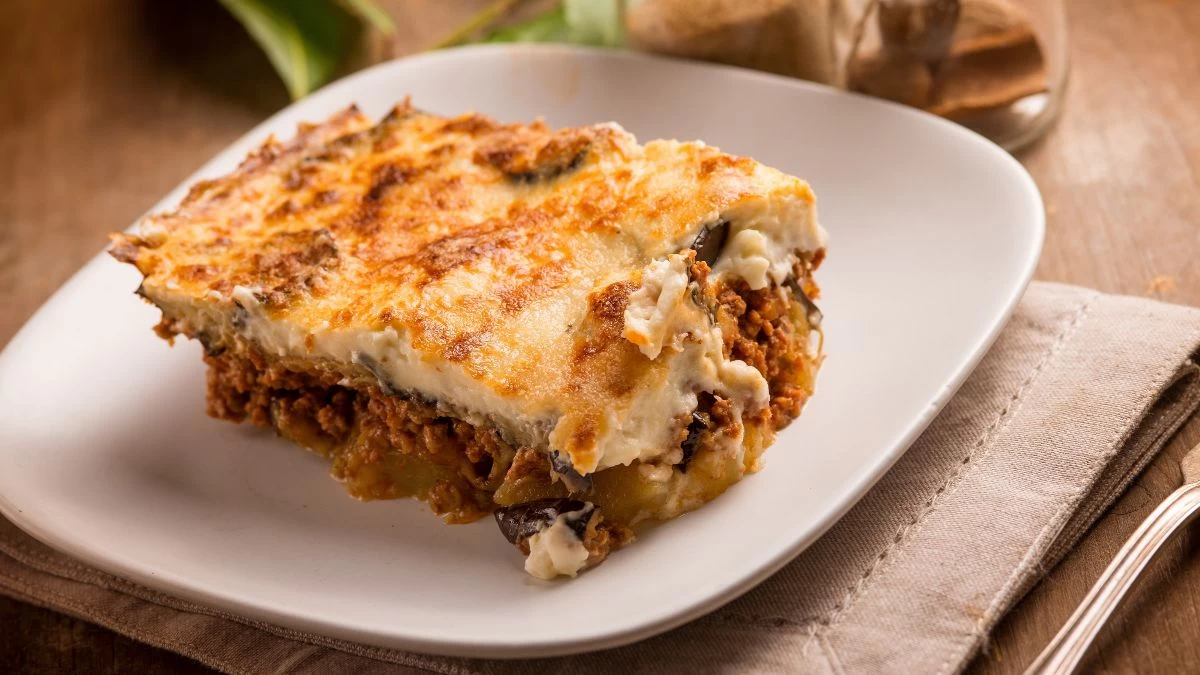 Η κλασική και πατροπαράδοτη συνταγή μουσακά - Πως η μελιτζάνα και η πατάτα θα "λιώνουν" στο στόμα σου