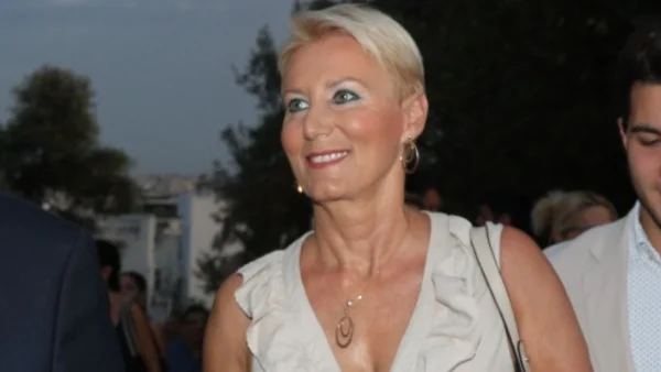 Νατάσα Παζαΐτη: "Έκλεψε" την παράσταση με την εμφάνισή της στο Ηρώδειο - Κομψή με λινό φόρεμα και σκίσιμο στο πόδι