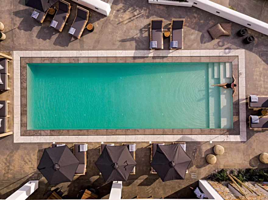 η πισίνα του Chora Hythnos Suites 