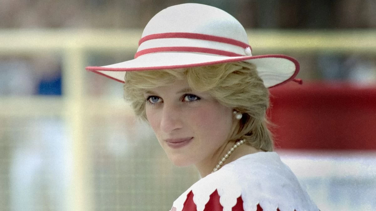 Λαίδη Αμέλια Σπένσερ: Με κατακόκκινο μαγιό σε γαλαζοπράσινα νερά - Αυτή είναι η 31χρονη ανιψιά της πριγκίπισσας Νταϊάνα