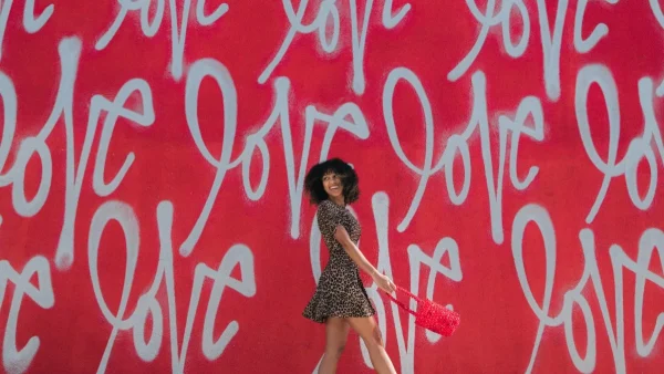 Κόκκινα παπούτσια: 8 ασυνήθιστοι τρόποι για να τα φορέσεις το καλοκαίρι