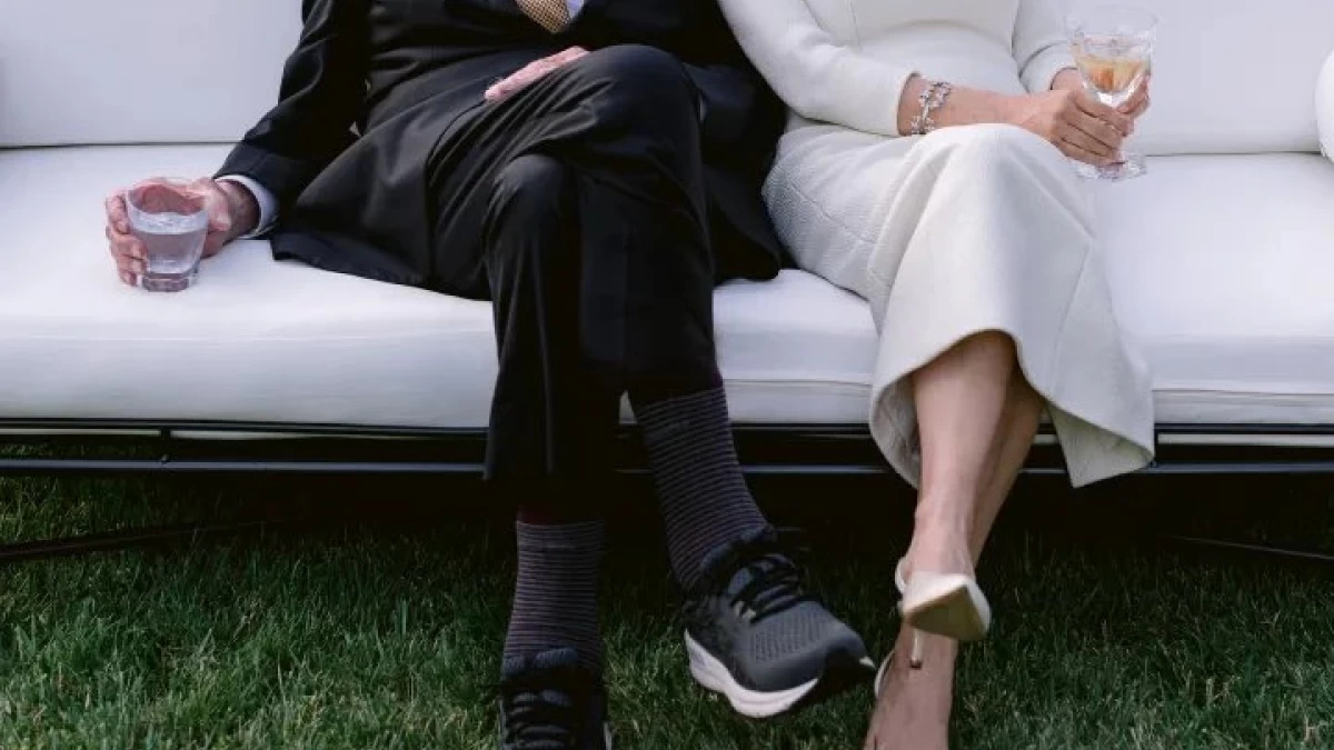 Παντρεύτηκε για πέμπτη φορά στα 93 του γνωστός μεγιστάνας των μέσων ενημέρωσης - Εκείνος με αθλητικά και εκείνη ψηλοτάκουνα στον γάμο