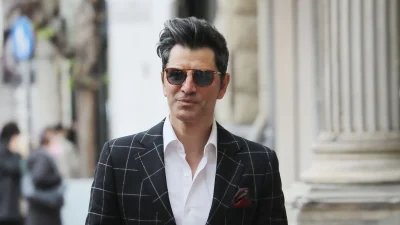 Θύμα απάτης ο Σάκης Ρουβάς; Το διαφημιστικό φυλλάδιο στα Αραβικά Εμιράτα με το πρόσωπό του