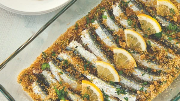 Σαρδέλες στον φούρνο: Πως να σας βγει τραγανή η κρούστα - 8 μυστικά για να τις πετύχουν μέχρι και οι αρχάριες στην κουζίνα