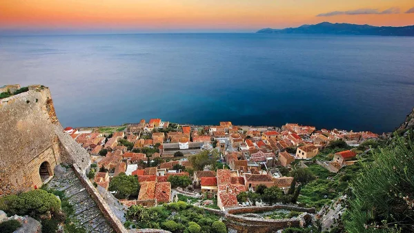 Στην ονειρική καστροπολιτεία της Μονεμβασιάς: Εδώ που οι διακοπές μοιάζουν με παραμύθι