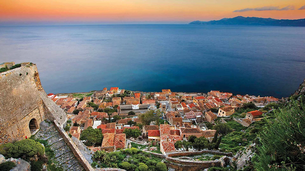 Στην ονειρική καστροπολιτεία της Μονεμβασιάς: Εδώ που οι διακοπές μοιάζουν με παραμύθι