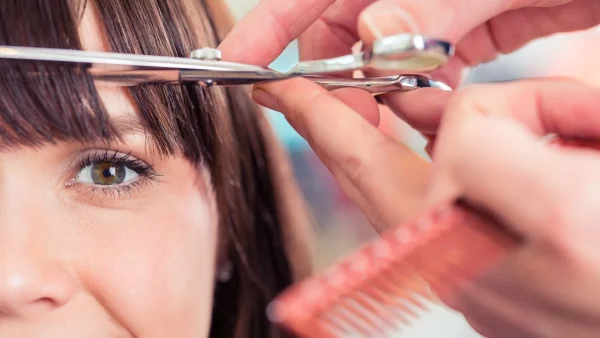 Long Curtain Bangs: Το hair look που αγαπήθηκε όσο κανένα σε ανανεωμένη εκδοχή