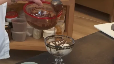 Σπιτικό παγωτό με 4 οικονομικά υλικά - Τα χτυπάτε όλα μαζί και το βάζετε στην κατάψυξη