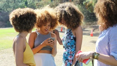 Flat σανδάλια: 12 καλοκαιρινά trends που θα φοράς με όλα σου τα ρούχα