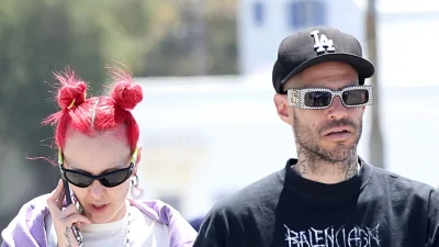 Τάμτα - Πάρις Κασιδόκωστας: Βόλτες στην Μύκονο για το ζευγάρι - Η εμφάνιση που τράβηξε όλα τα βλέμματα