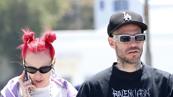 Τάμτα - Πάρις Κασιδόκωστας: Βόλτες στην Μύκονο για το ζευγάρι - Η εμφάνιση που τράβηξε όλα τα βλέμματα