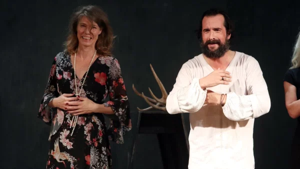 Ο Τάσος Νούσιας συνεργάζεται με τη σύζυγό του και δηλώνει: «Οφείλεις να το διαχωρίσεις, να μην μεταφέρεις τη δουλειά στο σπίτι»