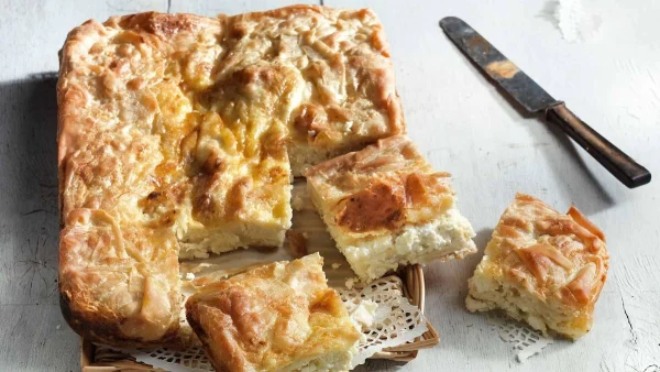 Τεμπέλικη τυρόπιτα σε 5 λεπτά - Με 5 υλικά και πλούσια γέμιση