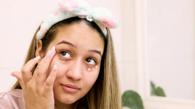 Έτσι θα αντιμετωπίσεις τις σακούλες και το πρήξιμο κάτω από τα μάτια