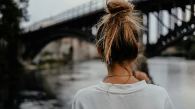 Spiky Bun: Αυτό είναι το ιδανικό χτένισμα για τις πιο ζεστές ημέρες του καλοκαιριού