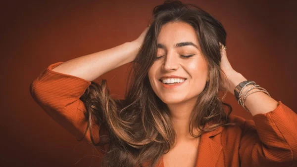 Τέσσερα εύκολα tips για μαλλιά που λαδώνουν